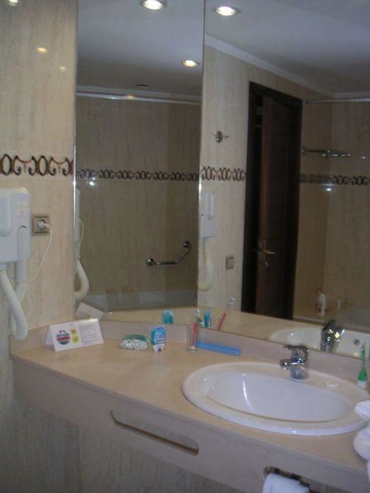 Das Waschbecken mit dem riesigen Spiegel Alexandre Hotel Gala