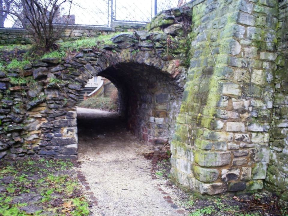 "dunkle Ecken" unter der Schloßzufahrt Schloßhotel Schkopau