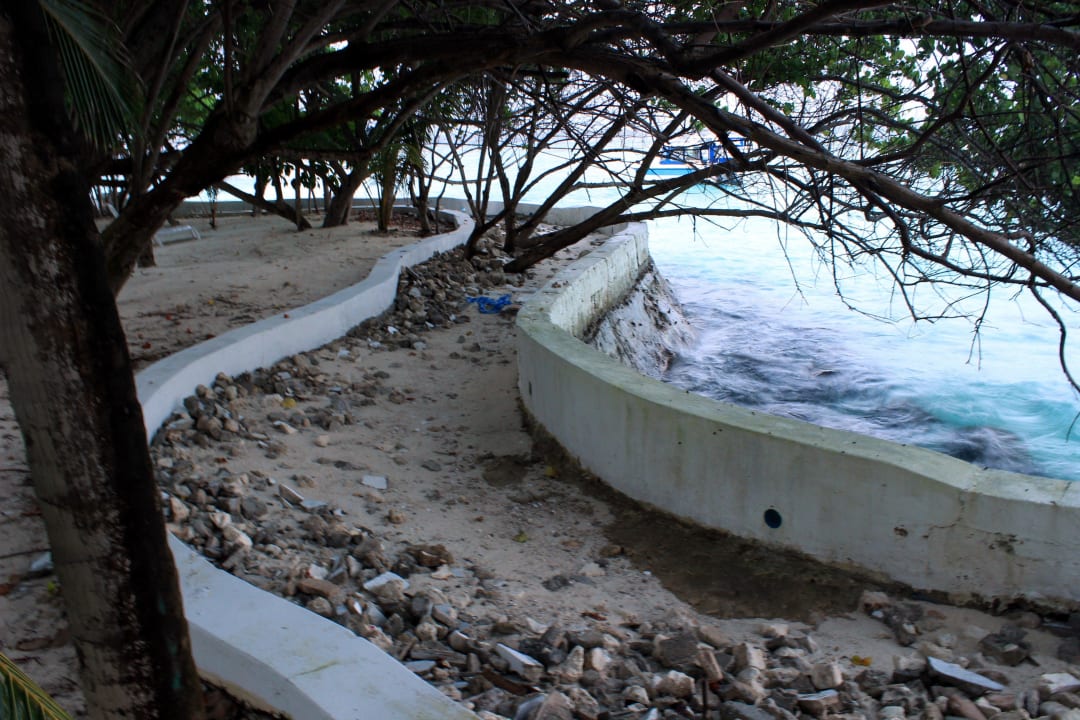 Mauer und Schutt an der Ostseite Thulhagiri Island Resort