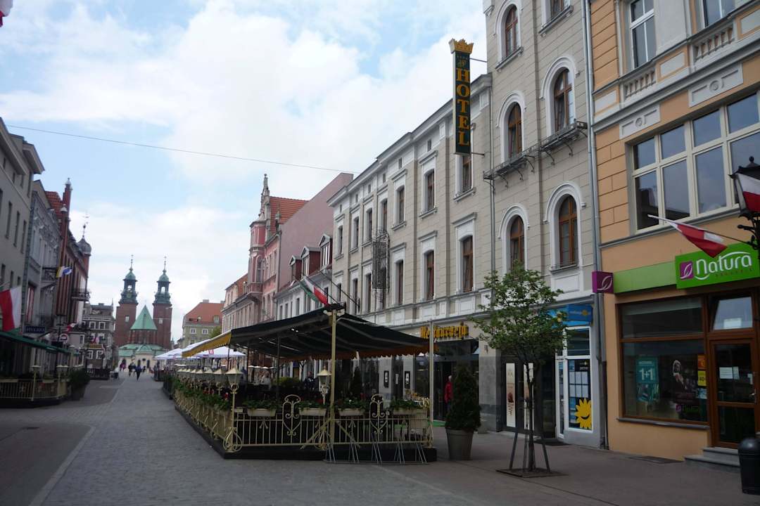 Fußgängerzone mit Hotel rechts Hotel Pietrak