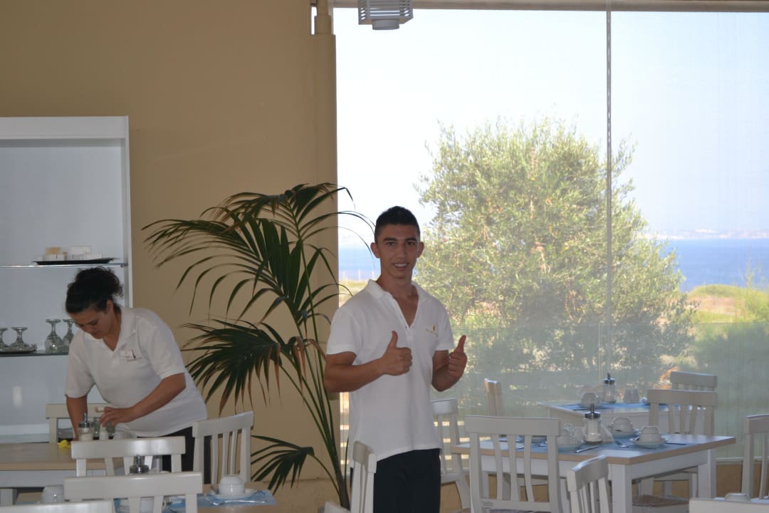 Personeel aan het werk in het resaurant Vasia Sea Retreat