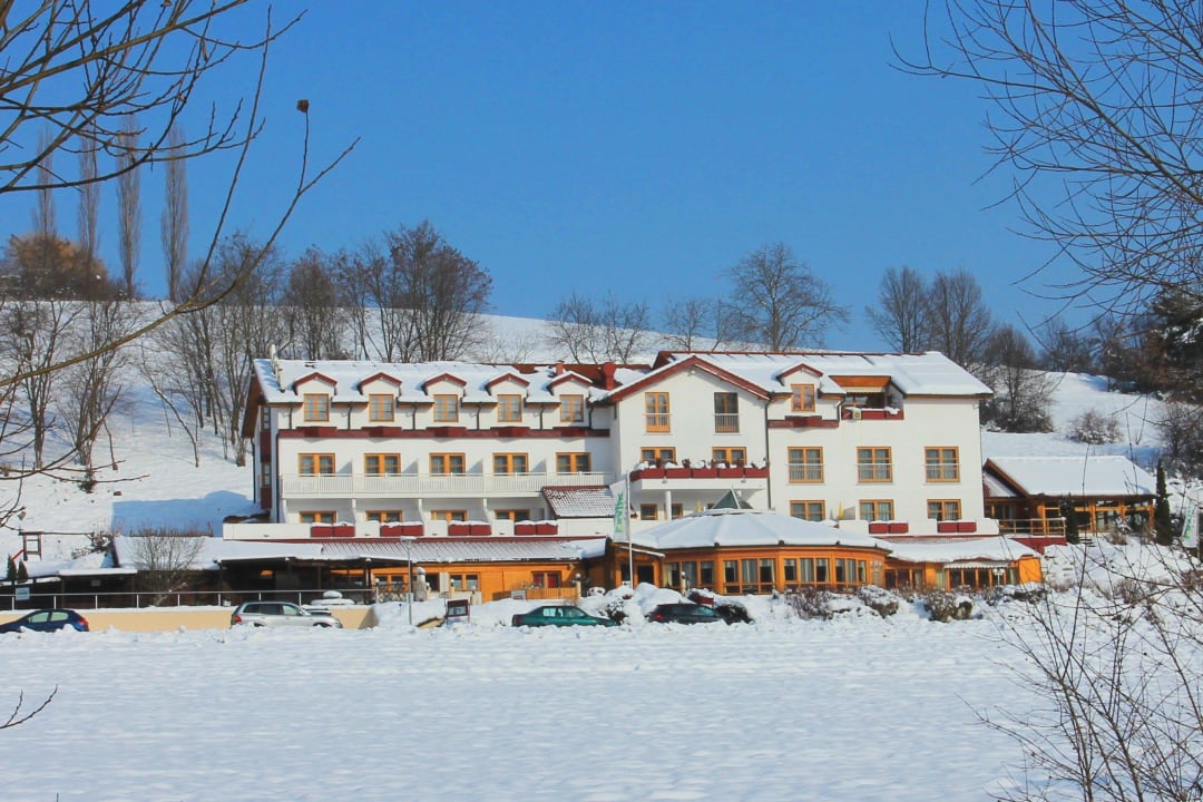 Vital Hotel im Winter frontal Vital Hotel Krainz Loipersdorf