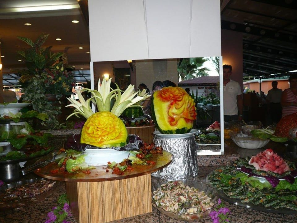 Dekorativ gestaltetes Buffet Club Turtas Beach Hotel