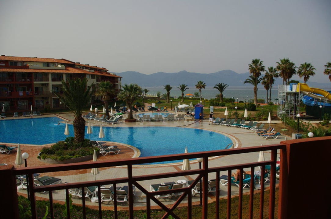 Blick über Pool aufs Meer und Samos Ephesia Holiday Beach Club