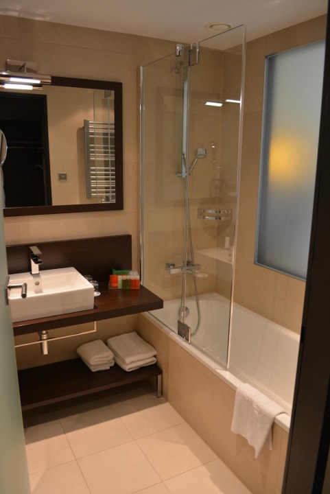 Zimmer 400 - sauberes und neuwertiges Bad NH Collection Dresden Altmarkt
