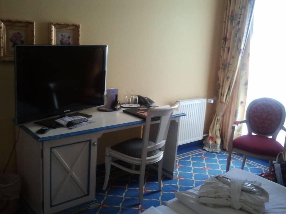 Fernseher verdeckt Wandbilder zur Hälfte  Rugard Thermal Strandhotel