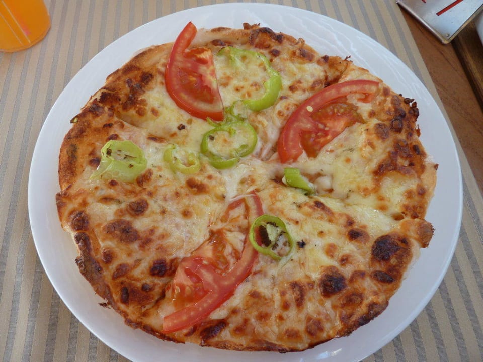 Leckere Pizza an der Strandbar Diamond Excellence Resort & Spa