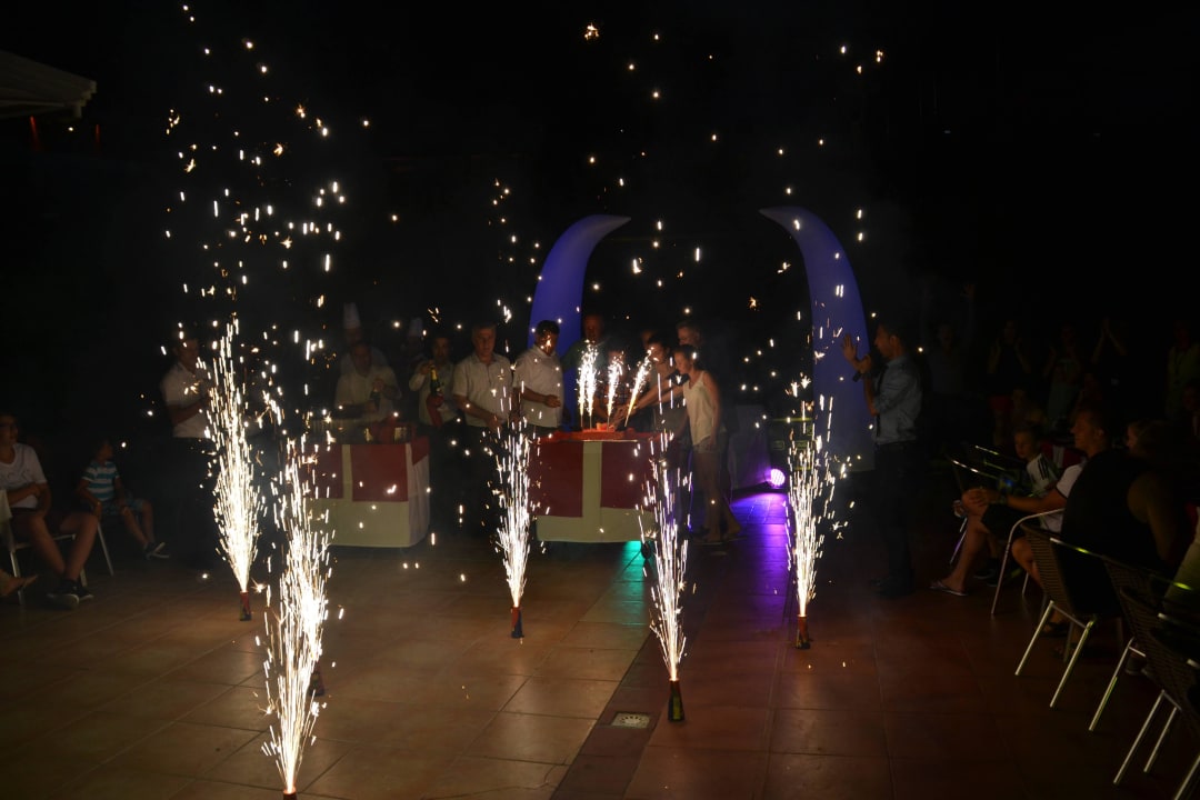 Stammgästetreffen mit Feuerwerk Hane Family Resort