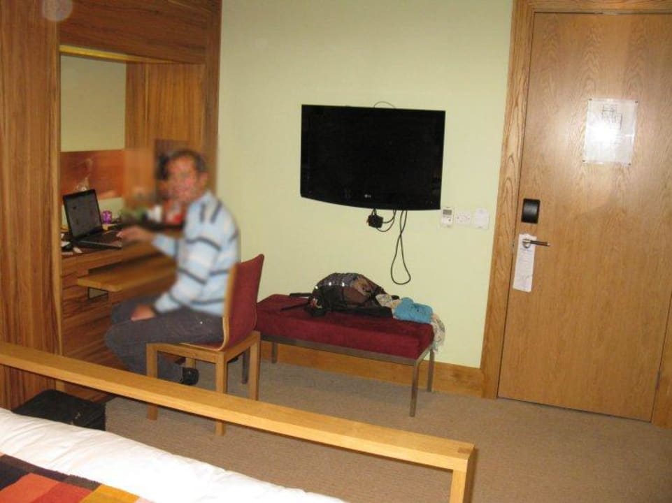 Schreibtisch & TV Hotel Megaro