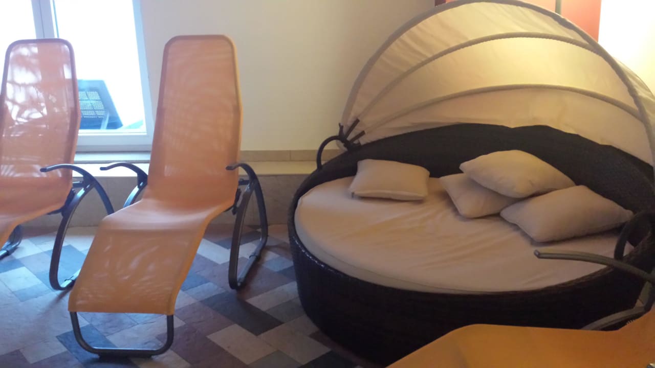 Liegemöglichkeiten Innenpool 1. Bier & Wohlfühlhotel Gut Riedelsbach