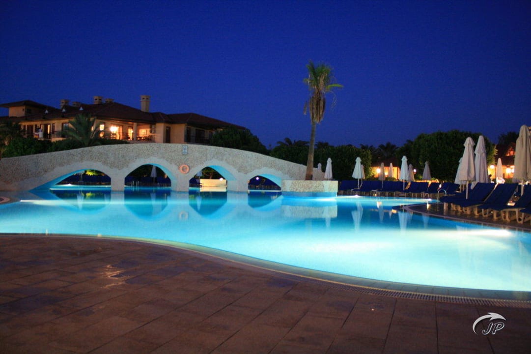 Der Pool am Abend Club Grand Side