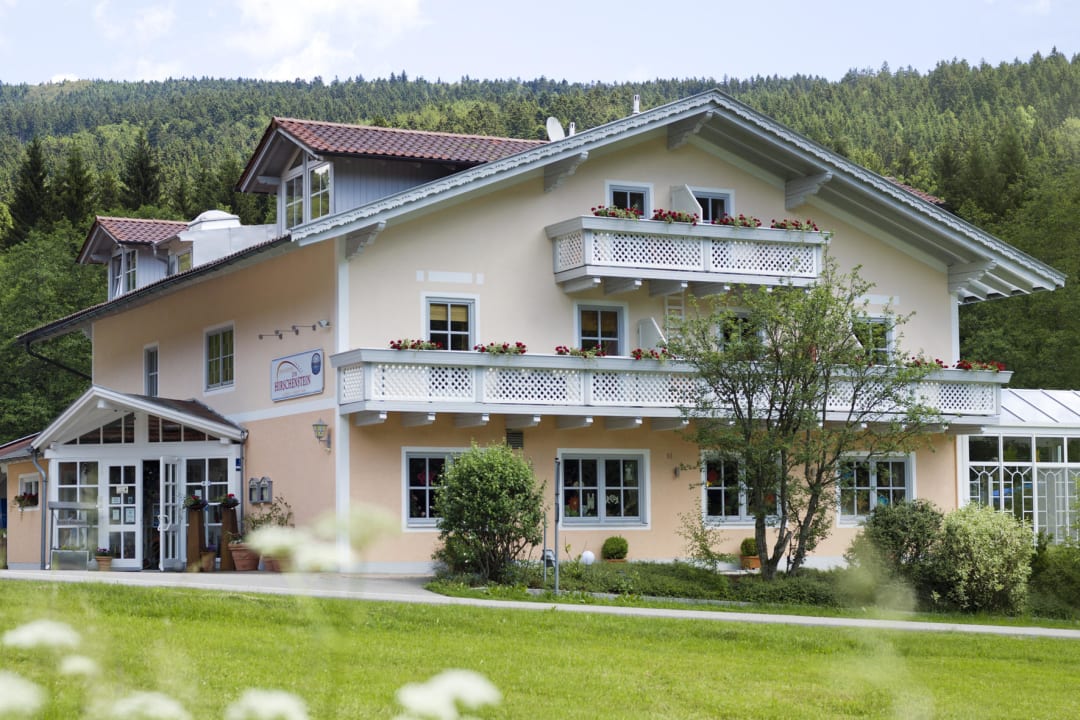 Hausansicht Sommer Landgasthof Hotel Zum Hirschenstein