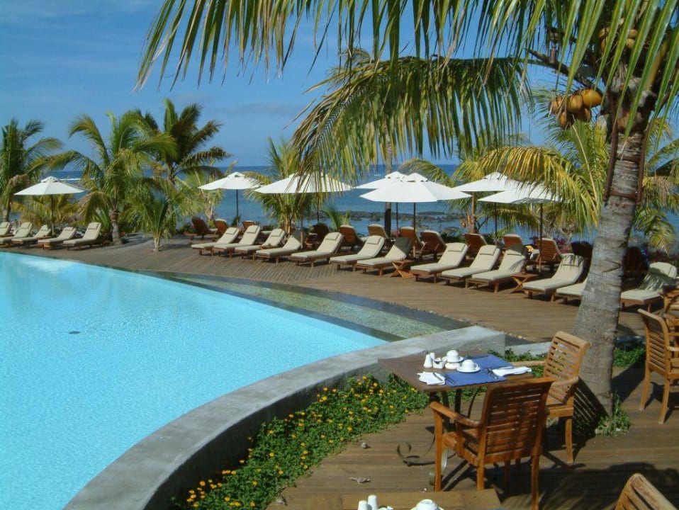 Blick vom Buffetrestaurant auf den Pool Victoria Beachcomber Resort & Spa