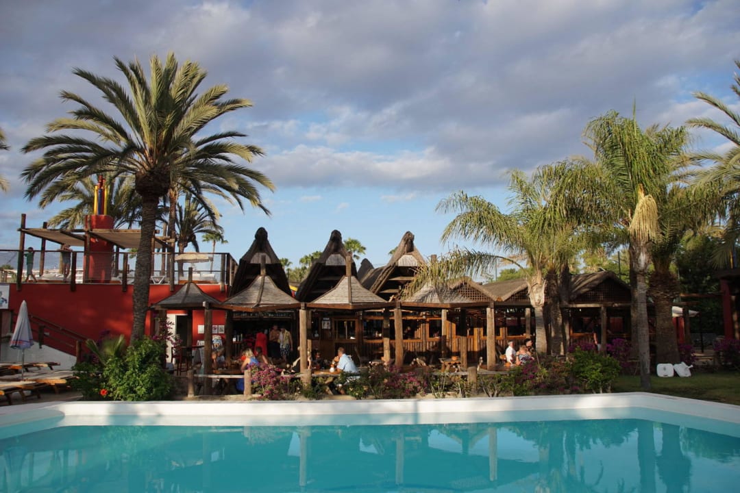 Blick über den Pool auf das Grillrestaurant HL Miraflor Suites Hotel