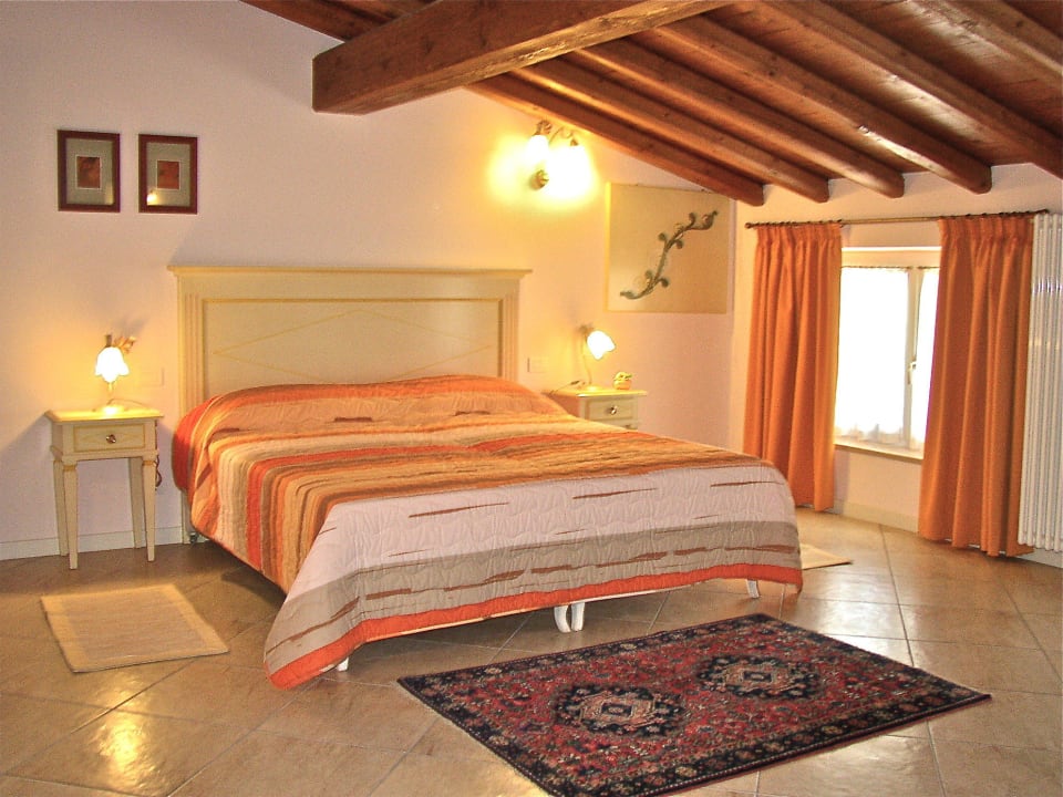 Camera dei girasoli Agriturismo Cascina Belvedere