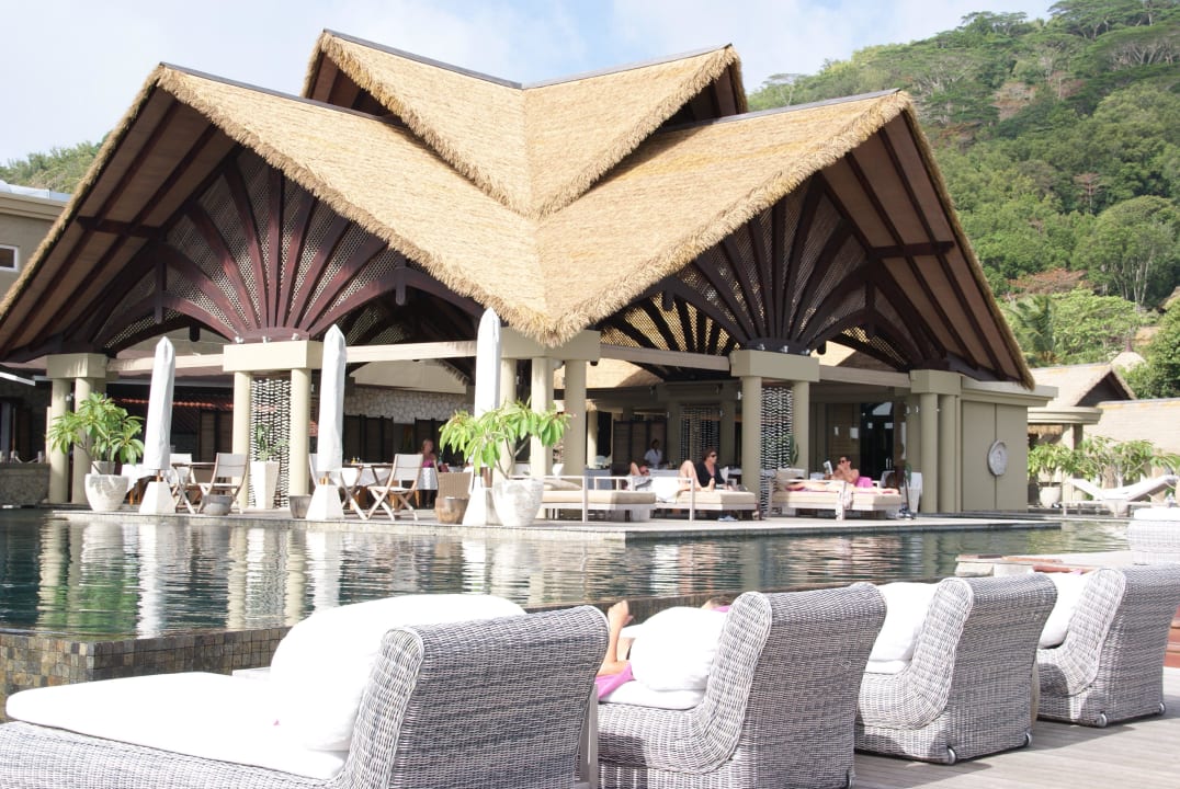 Liegen am Pool Le Domaine de l'Orangeraie