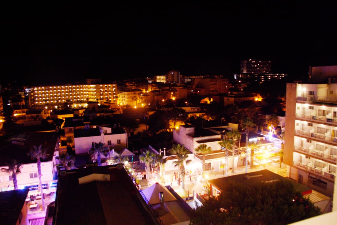 Die Einkaufsstraße bei Nacht Grupotel Farrutx