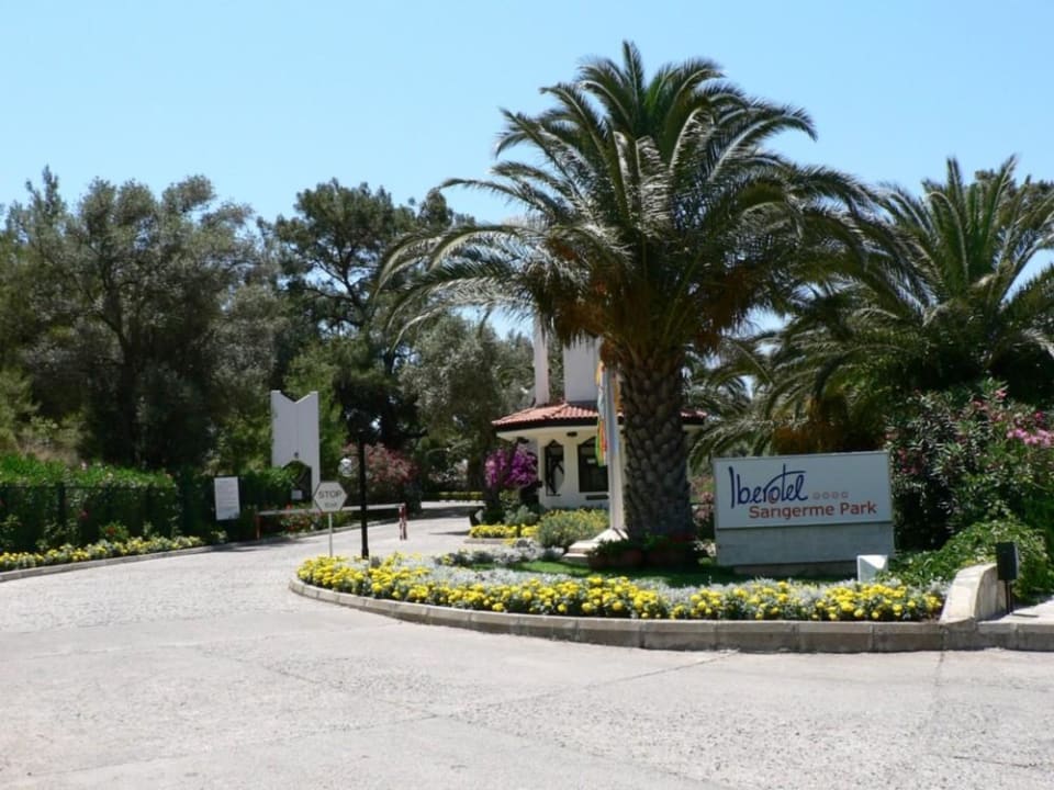 Einfahrt zum Hotel TUI BLUE Sarigerme Park