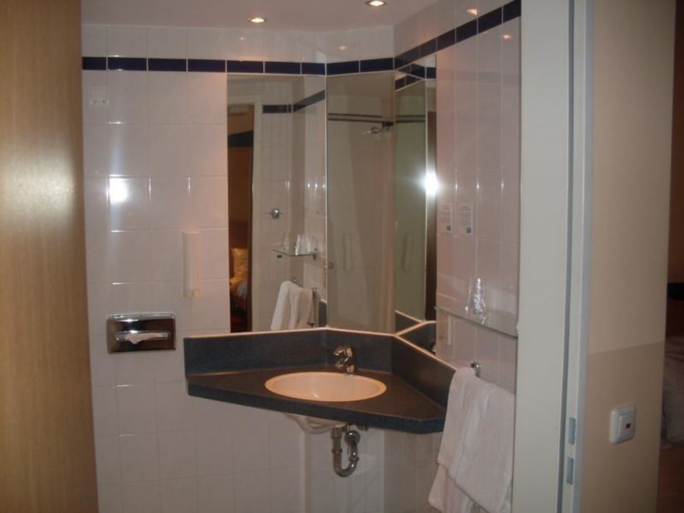 Bad im Rollstuhlfahrer-Zimmer Holiday Inn Express Frankfurt - Airport