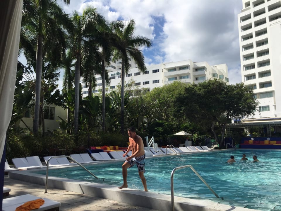 Pool Hotel The Shore Club