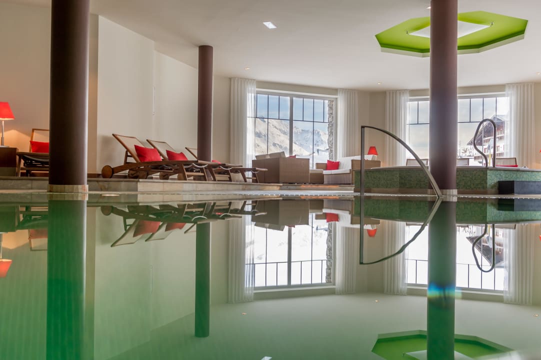Hallenbad mit Liegen Hotel Edelweiss