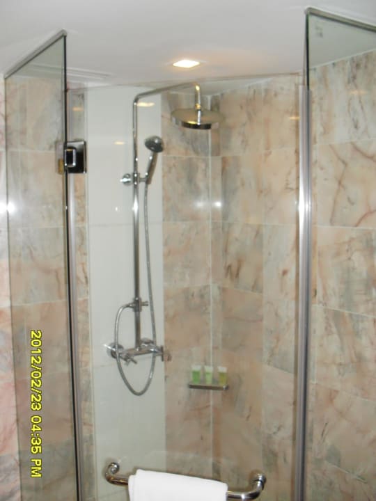 Die geräumige Dusche JW Marriott Hotel Bangkok