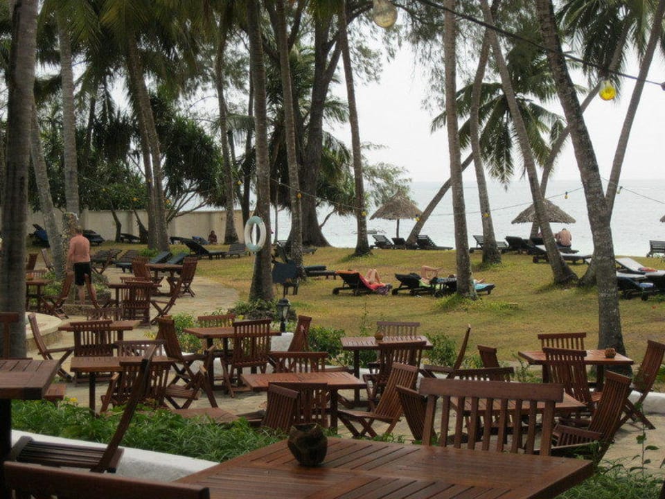 Blick von der Animationsfläche zum Strand Hotel Diani Sea Lodge