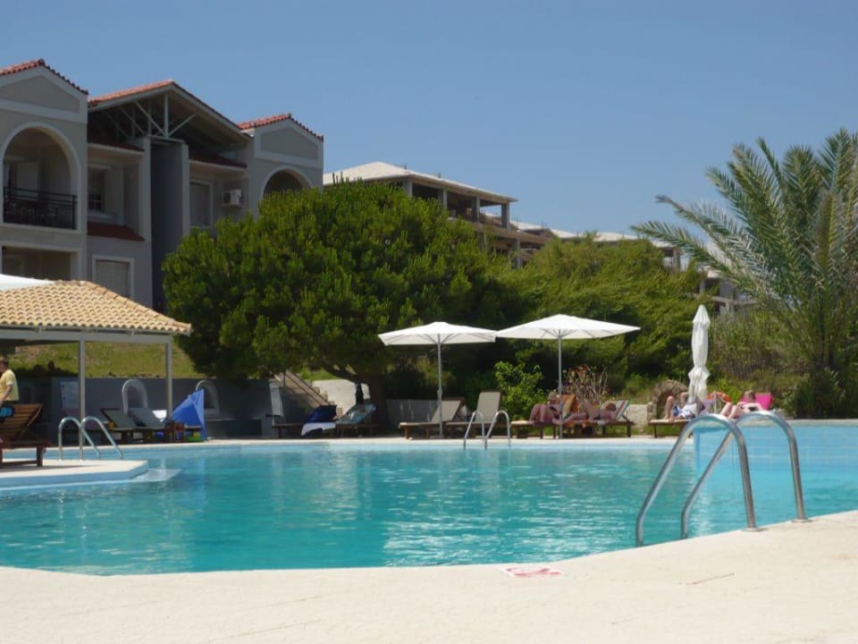 Poolbereich The Bay Hotel & Suites