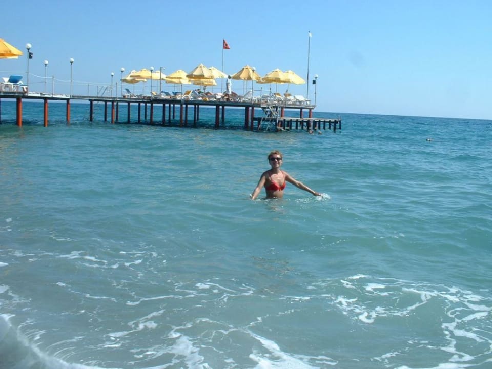 Der Steg mit der ´Liegewiese`. Senza Sunset Beach Hotel