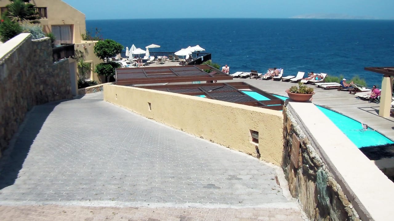 Weg von oben zum unteren Pool Seaside A Lifestyle Resort