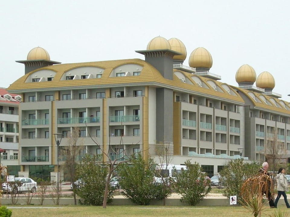 Das Aydinbey von der Strandpromenade aus gesehen Aydinbey Kings Palace & Spa