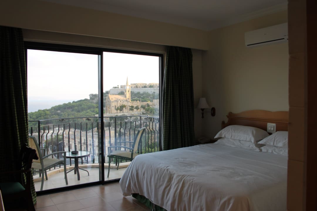 Sehr grosses Fenster zum Balkon Grand Hotel Gozo
