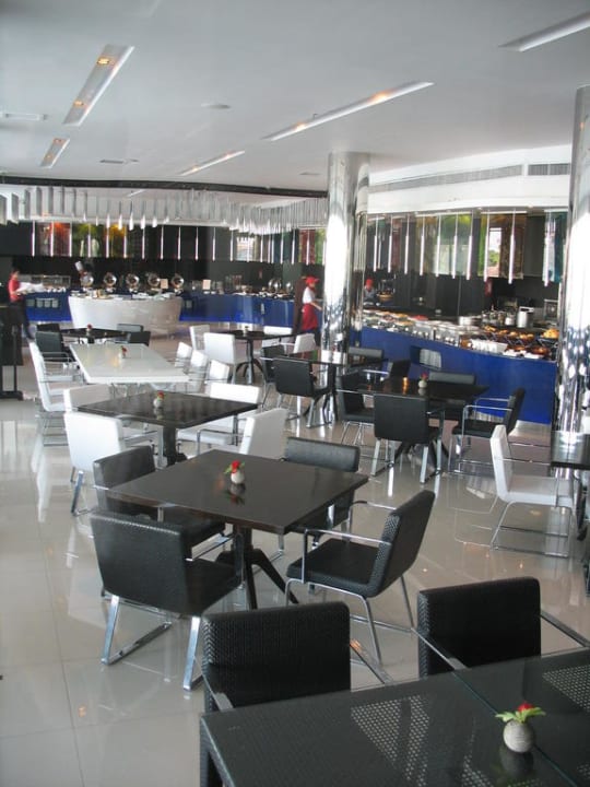 Restaurant, im Hintergrund das Frühstücksbuffet Ramada Plaza by Wyndham Bangkok Menam Riverside