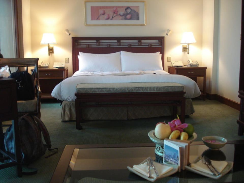 Im Vordergrund Tisch mit schöner Glasplatte Hotel The Peninsula Bangkok