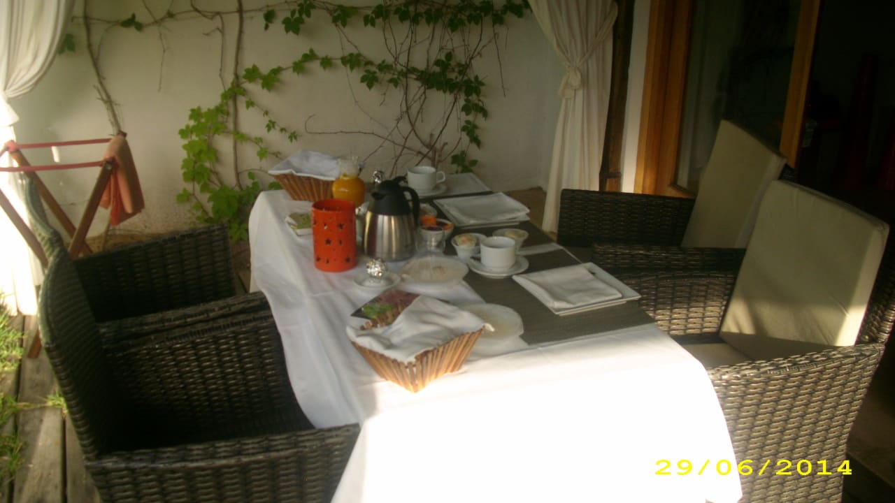 Frühstück auf Bungalowterrasse  The Orangers Beach Resort and Bungalows