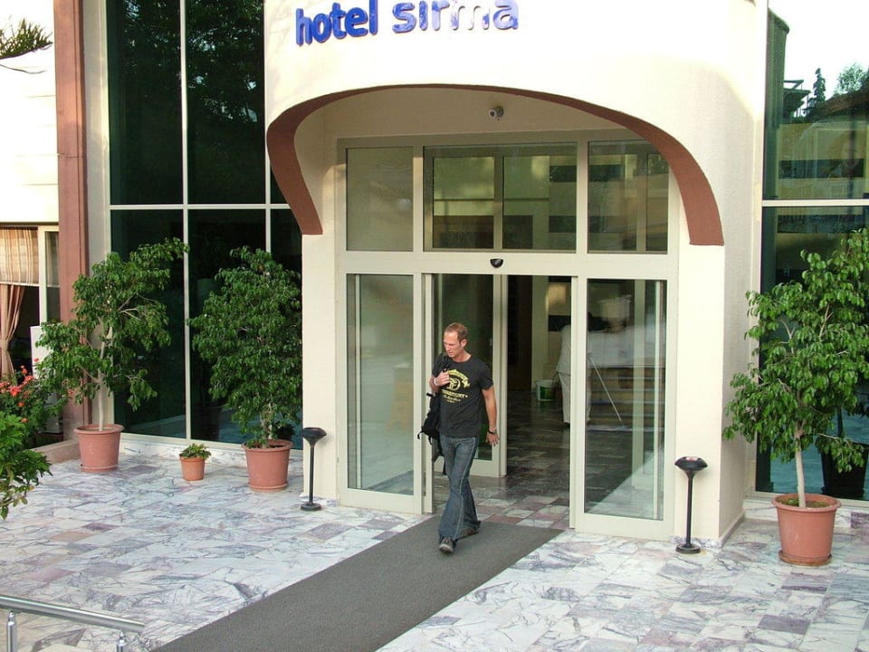 Hoteleingang Hotel Sirma