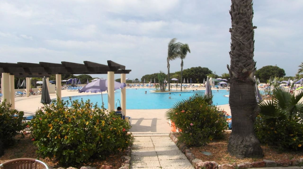 Blick von Poolbar über Pool AP Adriana Beach Resort