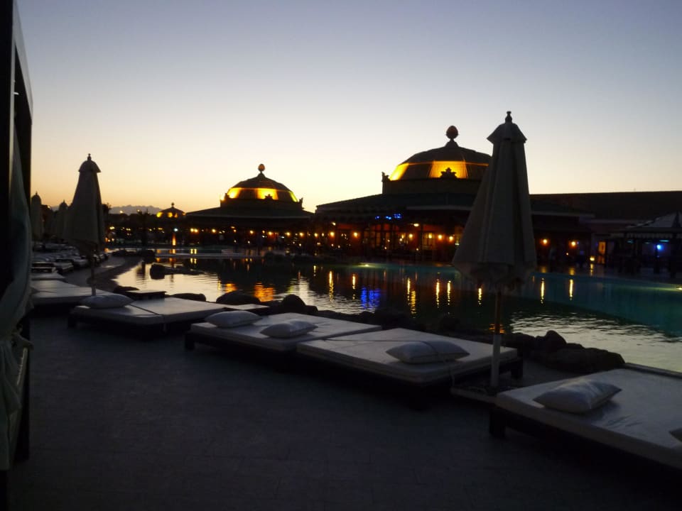 Restaurants und Pool am Abend Pickalbatros Jungle Aqua Park Resort - Neverland Hurghada
