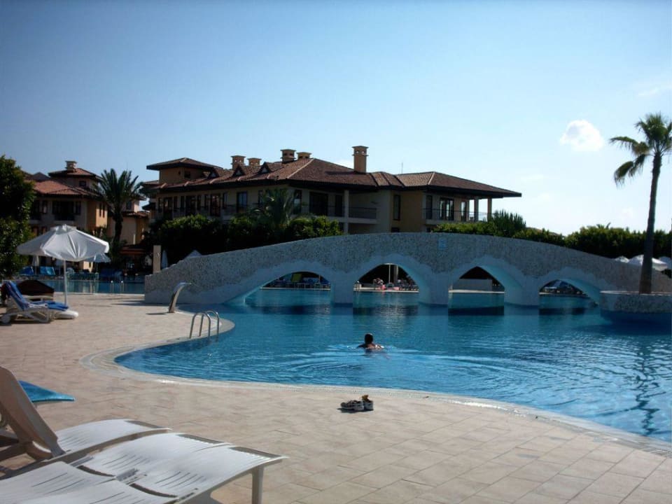 großer Pool Club Grand Side