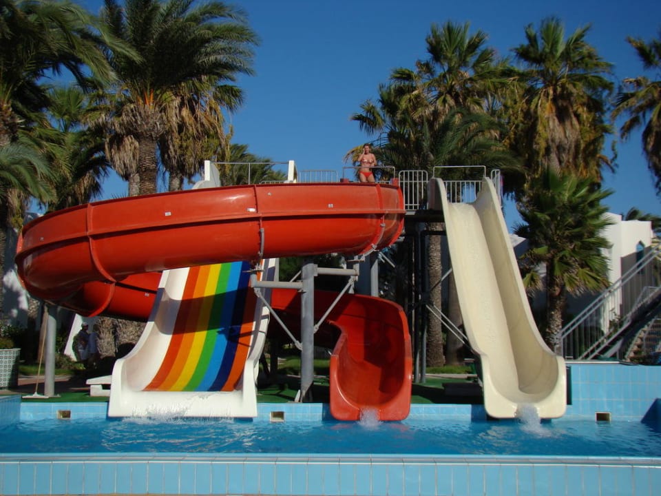 Zjeżdżalnia przy basenie Ruspina Beach Resort