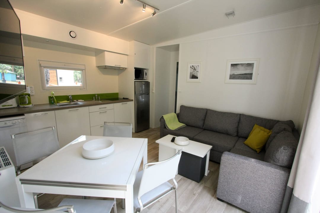 Wohn- und Essbereich eines Mobile Homes Tropical Islands Resort - Mobile Homes