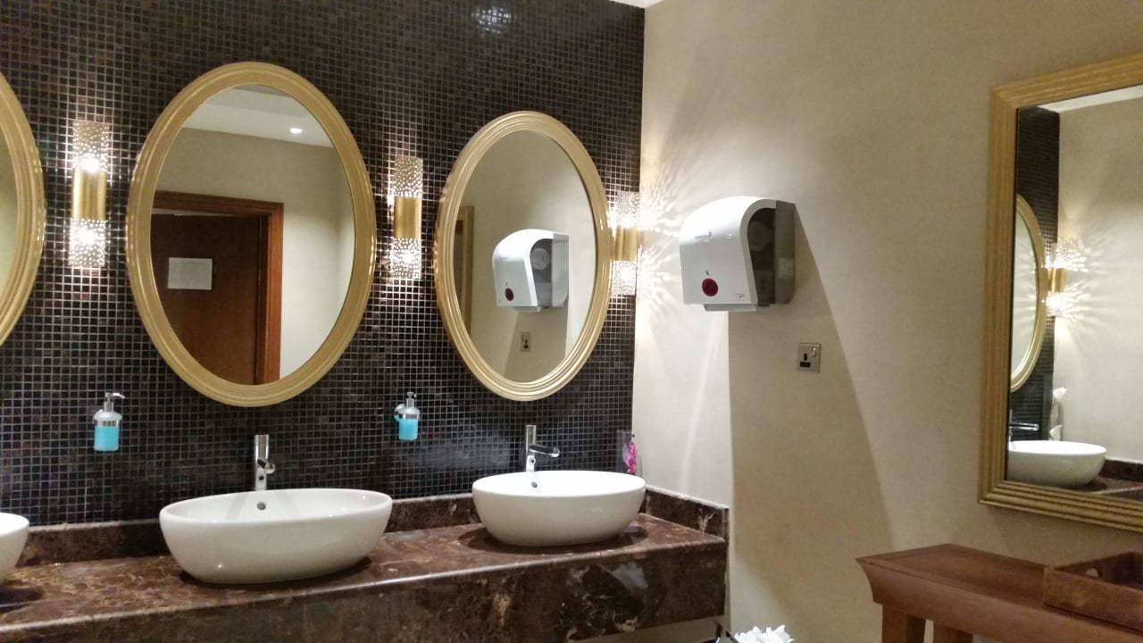 Toilette in der Lobby DoubleTree by Hilton Resort & Spa Marjan Island