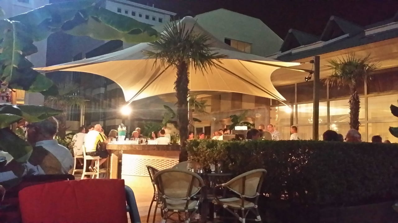 Terrassenbar am Abend Can Garden Resort
