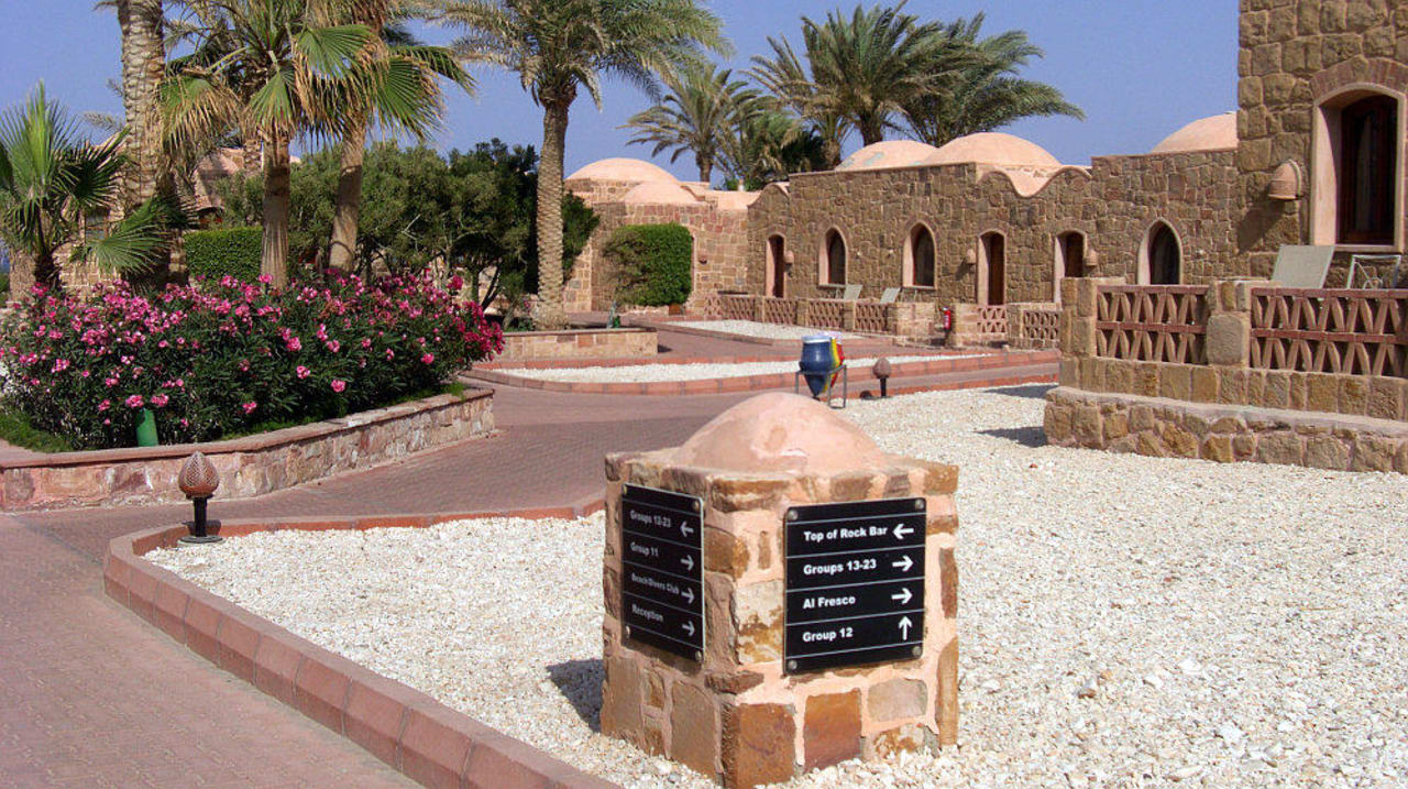 Wegweiser am Pool Mövenpick Resort El Quseir