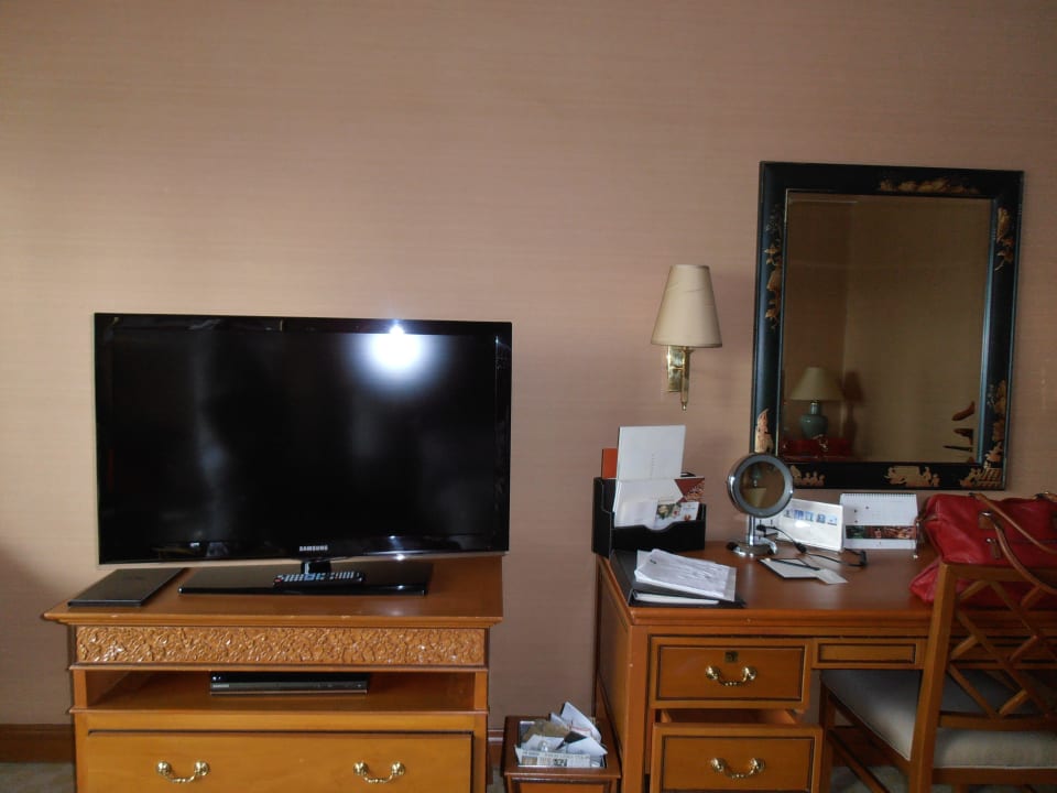 TV und Schreibtisch Shangri-La Hotel, Bangkok