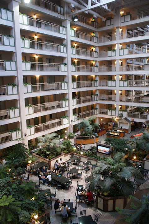 Galerien als Aufgänge zu den Zimmern Lake Tahoe Resort Hotel