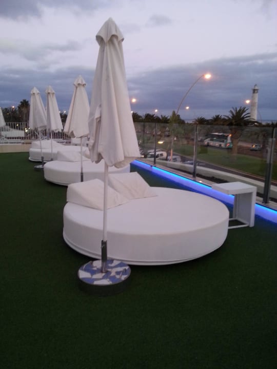 Sehr bequeme Sonneninseln mit Blick zum Meer R2 BUGANVILLA Hotel & Spa