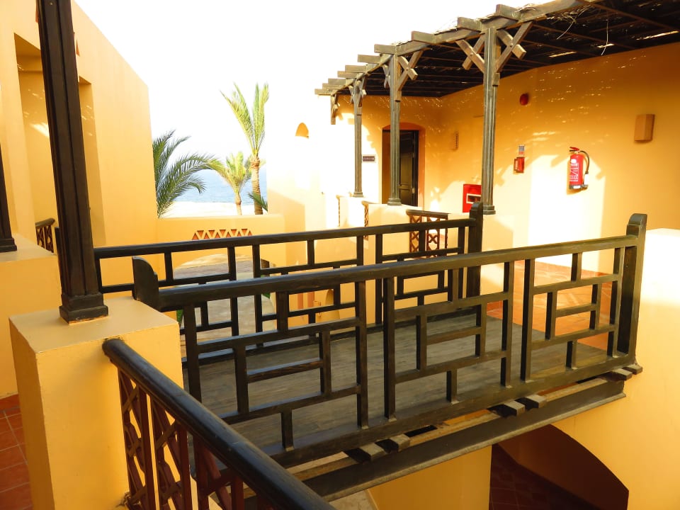 Der Weg zu den Zimmern im 2.Stock Steigenberger Coraya Beach - Adults only