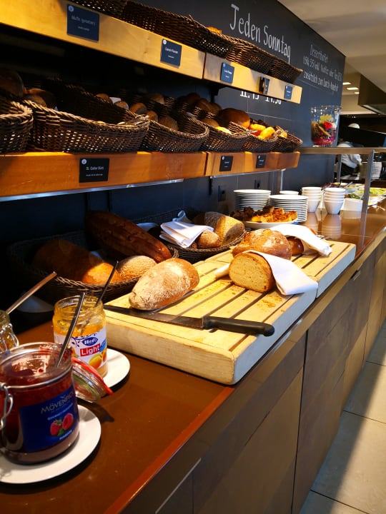 Ein Teil des Bufetts Mövenpick Hotel Zürich-Airport