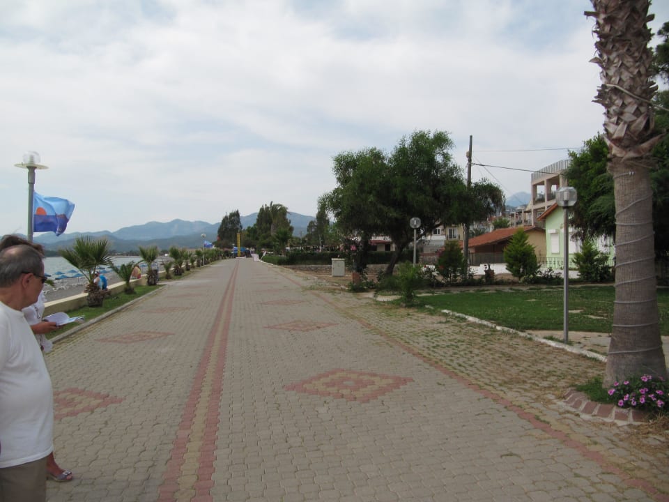 Przejście do plazy Hotel Malhun